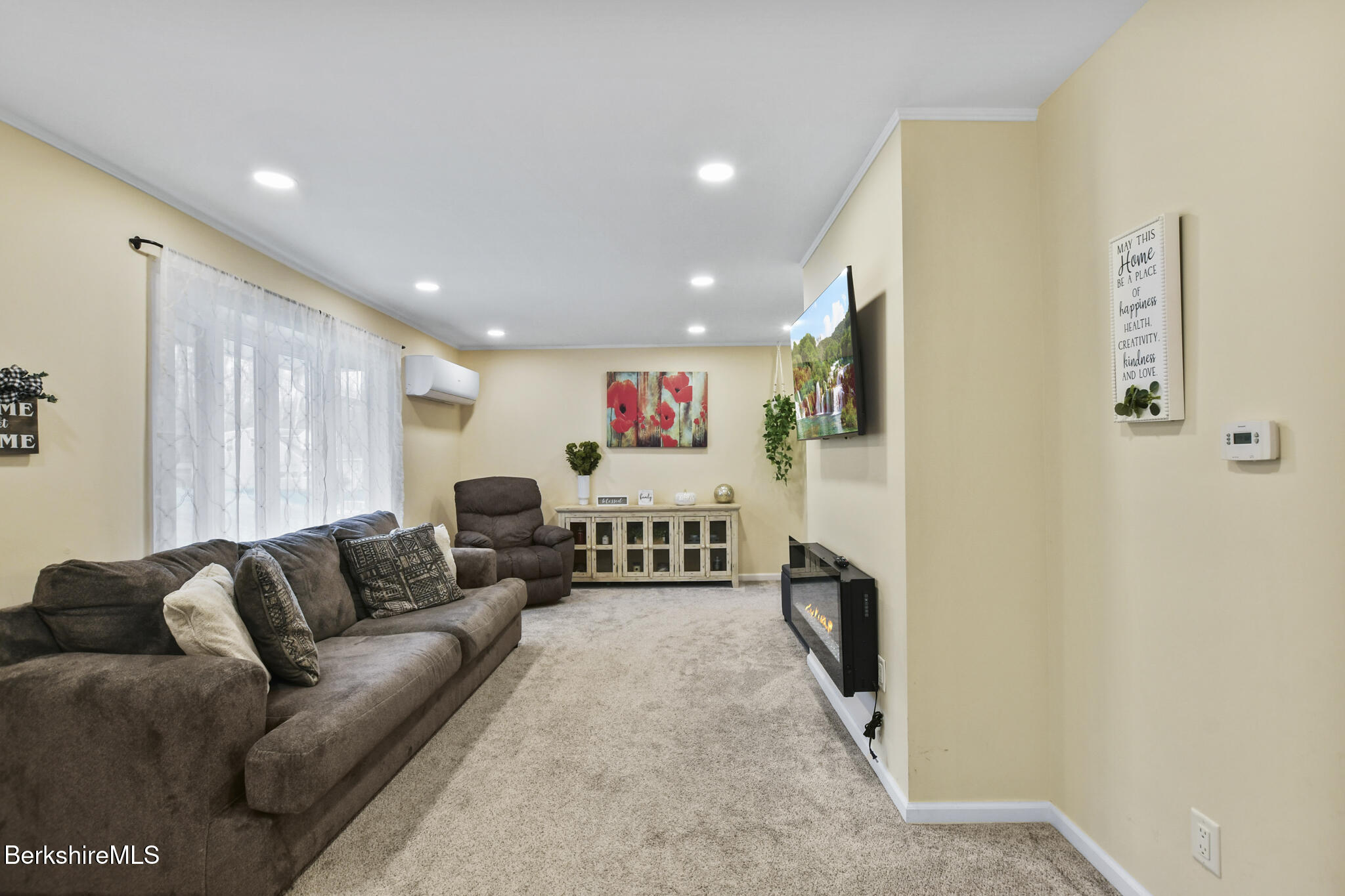 20 Westview Road Lanesborough, MA 01237 - Photo 16 of 42 Living Room