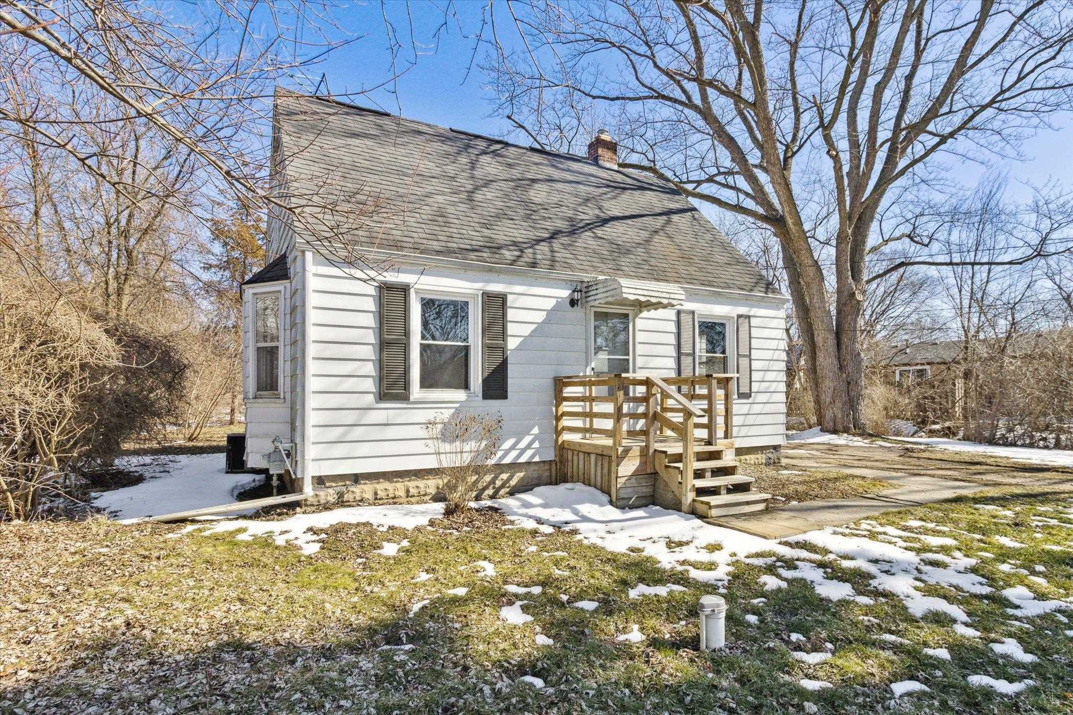 2445 Howe Road Burton, MI 48519 - Photo 3 of 42 50102880-2.JPG