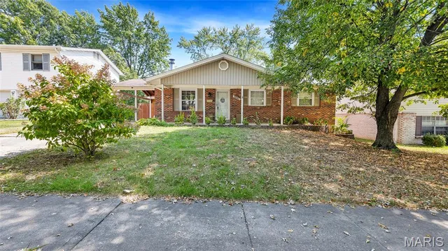 $197,000 | 2042 Farflung Drive, Florissant, MO 63031