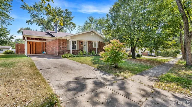 $197,000 | 2042 Farflung Drive, Florissant, MO 63031