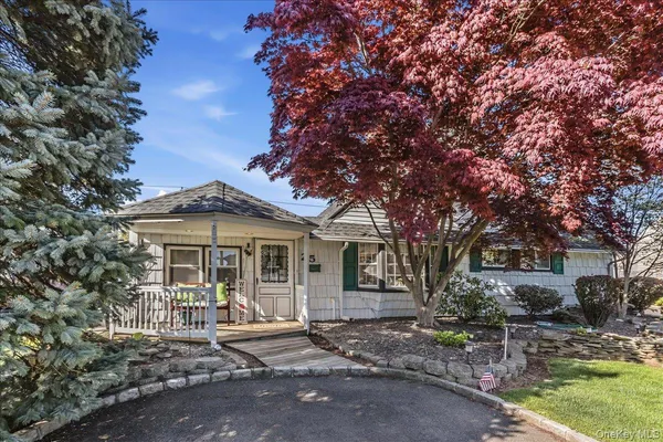 $748,000 | 25 Summit Lane, Levittown, NY 11756