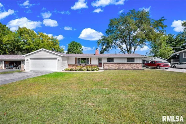 $285,000 | 1065 Lakeview Road South, Dahinda, IL 61428