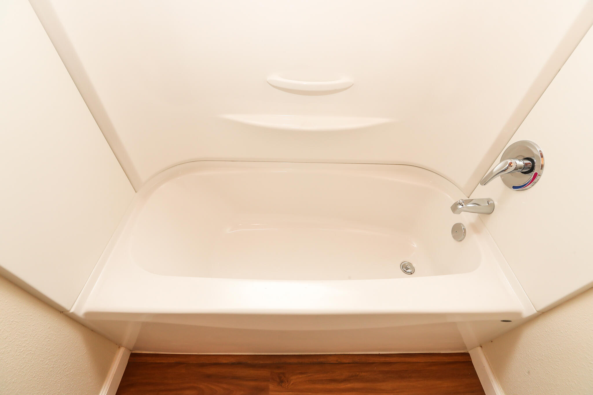 2867 Pinto Lane Anderson, CA 96007 - Photo 23 of 35 a bathroom with a bathtub
