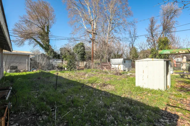 a view of back yard of the house