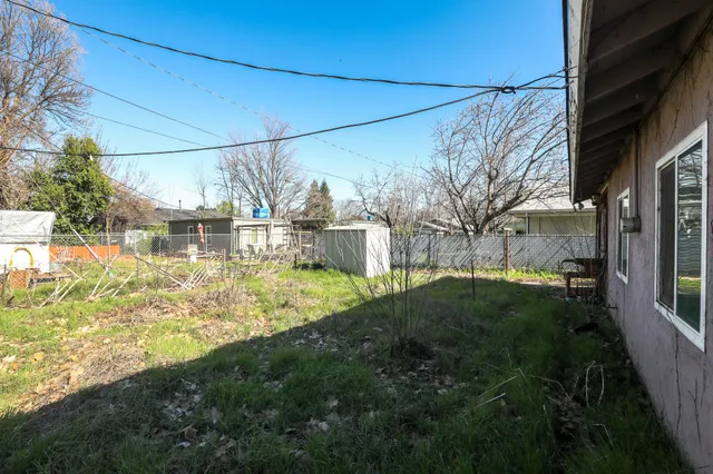 a view of back yard of the house