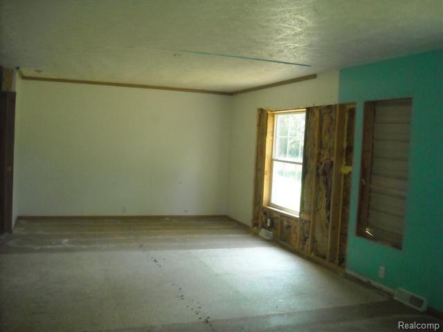 8721 Hivon Road Carleton, MI 48117 - Photo 4 of 6 8721Hivonlivingrm