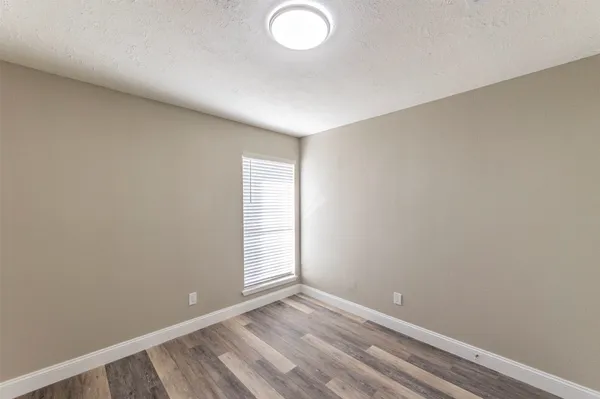 a view of empty room with window