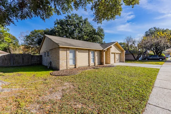 a view of a house with backyard and tree