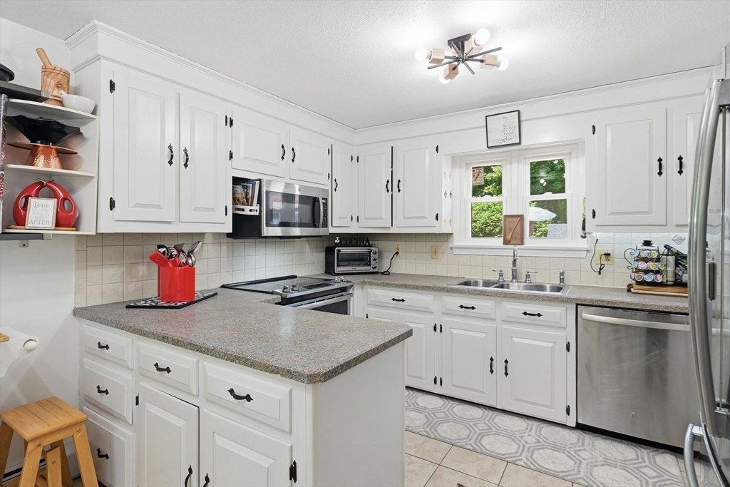 64 Senator Street Springfield, MA 01129 - Photo 5 of 42
