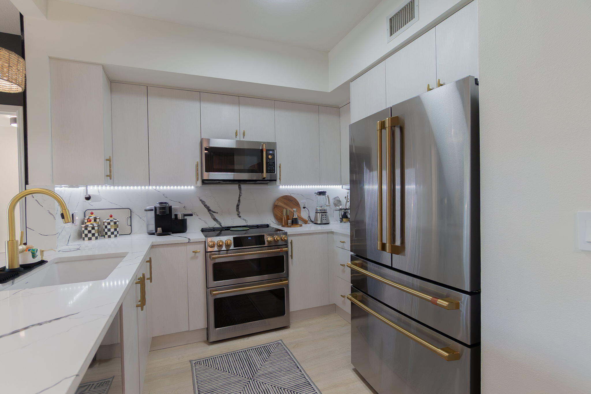 804 East Windward Way, Unit 307 Lantana, FL 33462 - Photo 11 of 43 Kitchen +