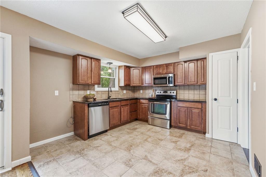 305 Southwest Marion Lane Lee's Summit, MO 64081 - Photo 14 of 39