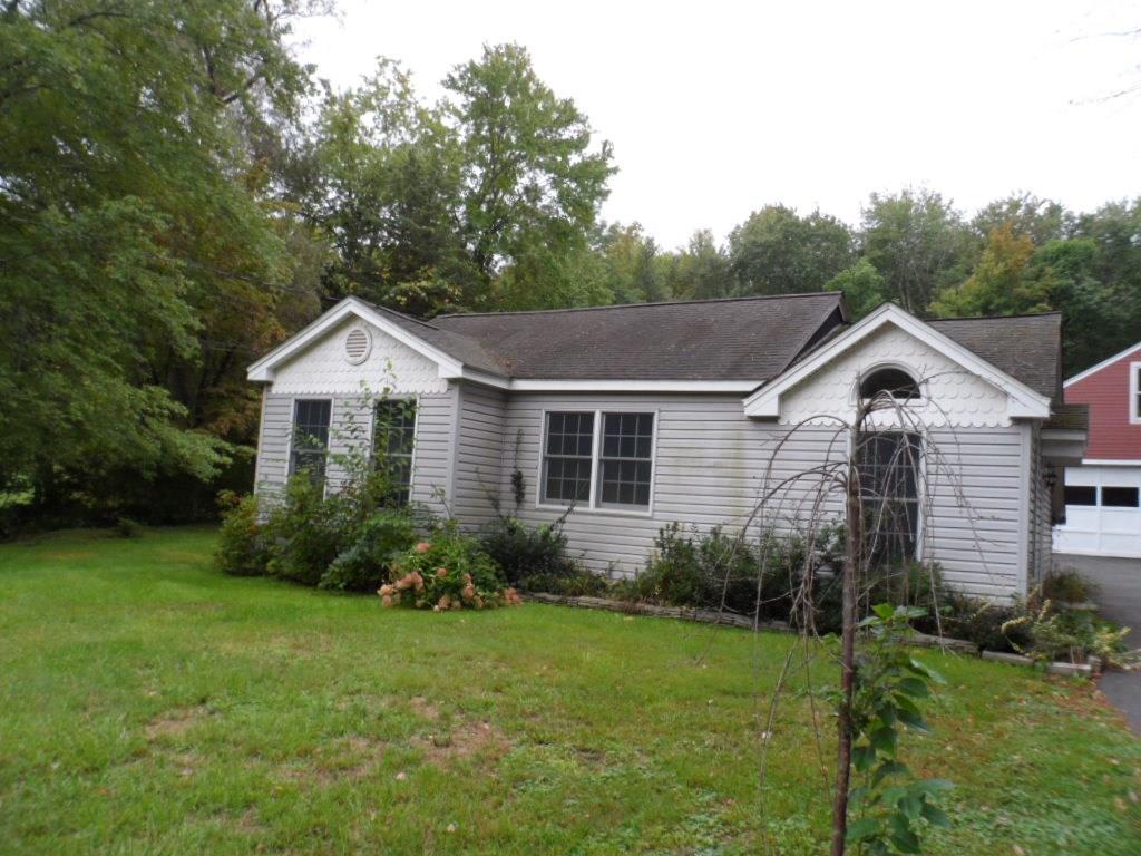 a view of a house with backyard and garden