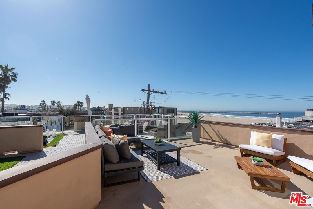 16 Quarterdeck Street, Unit 301 Marina del Rey, CA 90292 - Photo 14 of 32