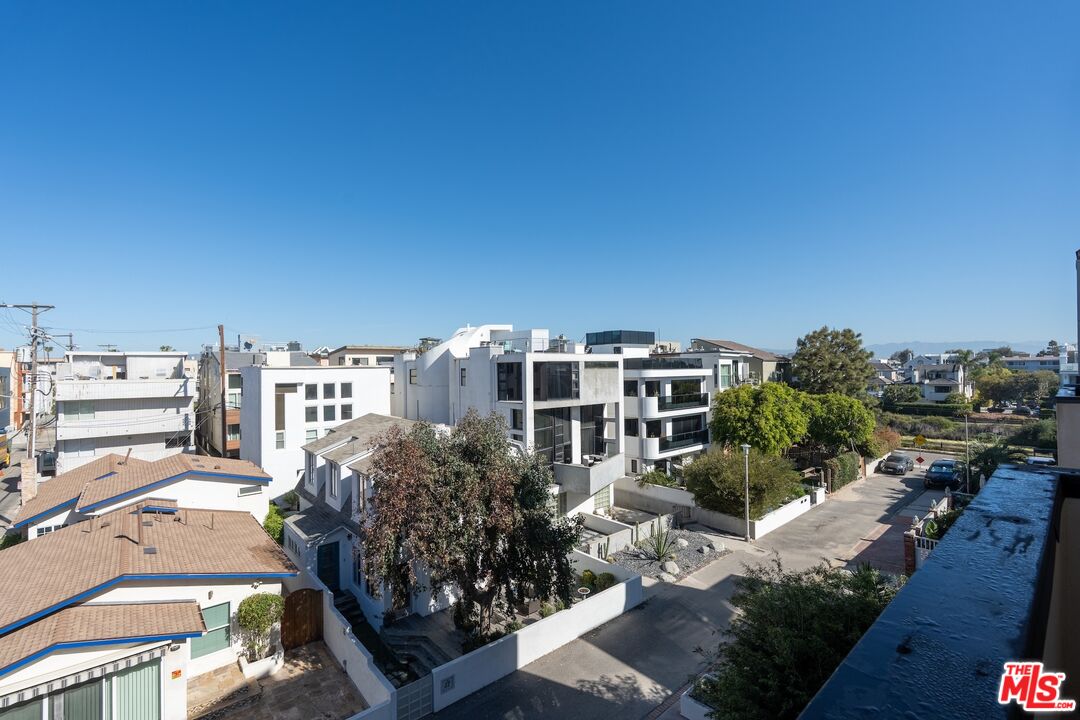 16 Quarterdeck Street, Unit 301 Marina del Rey, CA 90292 - Photo 18 of 32
