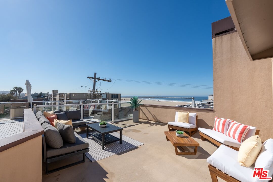 16 Quarterdeck Street, Unit 301 Marina del Rey, CA 90292 - Photo 3 of 32