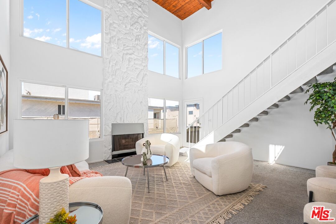 16 Quarterdeck Street, Unit 301 Marina del Rey, CA 90292 - Photo 5 of 32