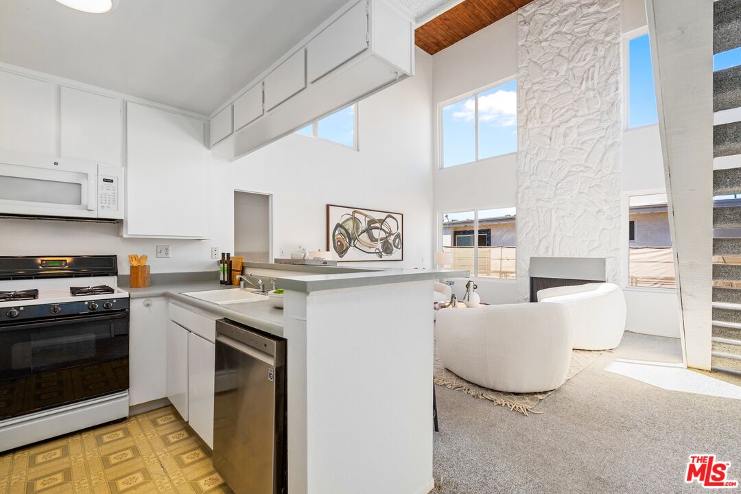 16 Quarterdeck Street, Unit 301 Marina del Rey, CA 90292 - Photo 6 of 32