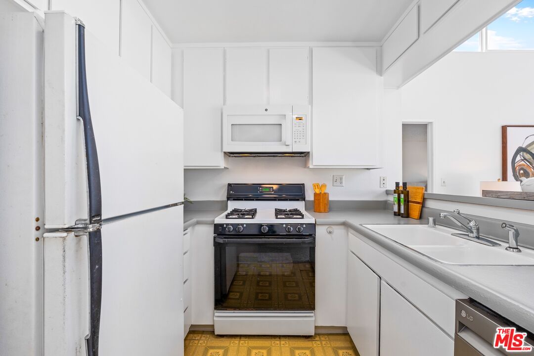 16 Quarterdeck Street, Unit 301 Marina del Rey, CA 90292 - Photo 7 of 32