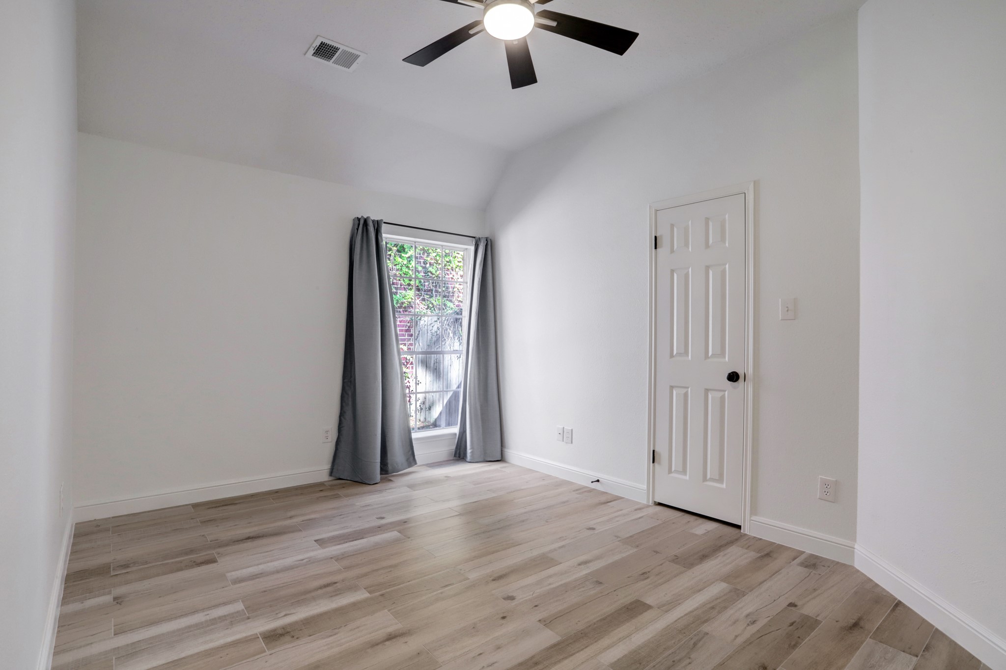 138 Summer Storm Place Spring, TX 77381 - Photo 18 of 20 Additional secondary bedroom featuring a vaulted ceiling, wood-look tile flooring and a ceiling fan.