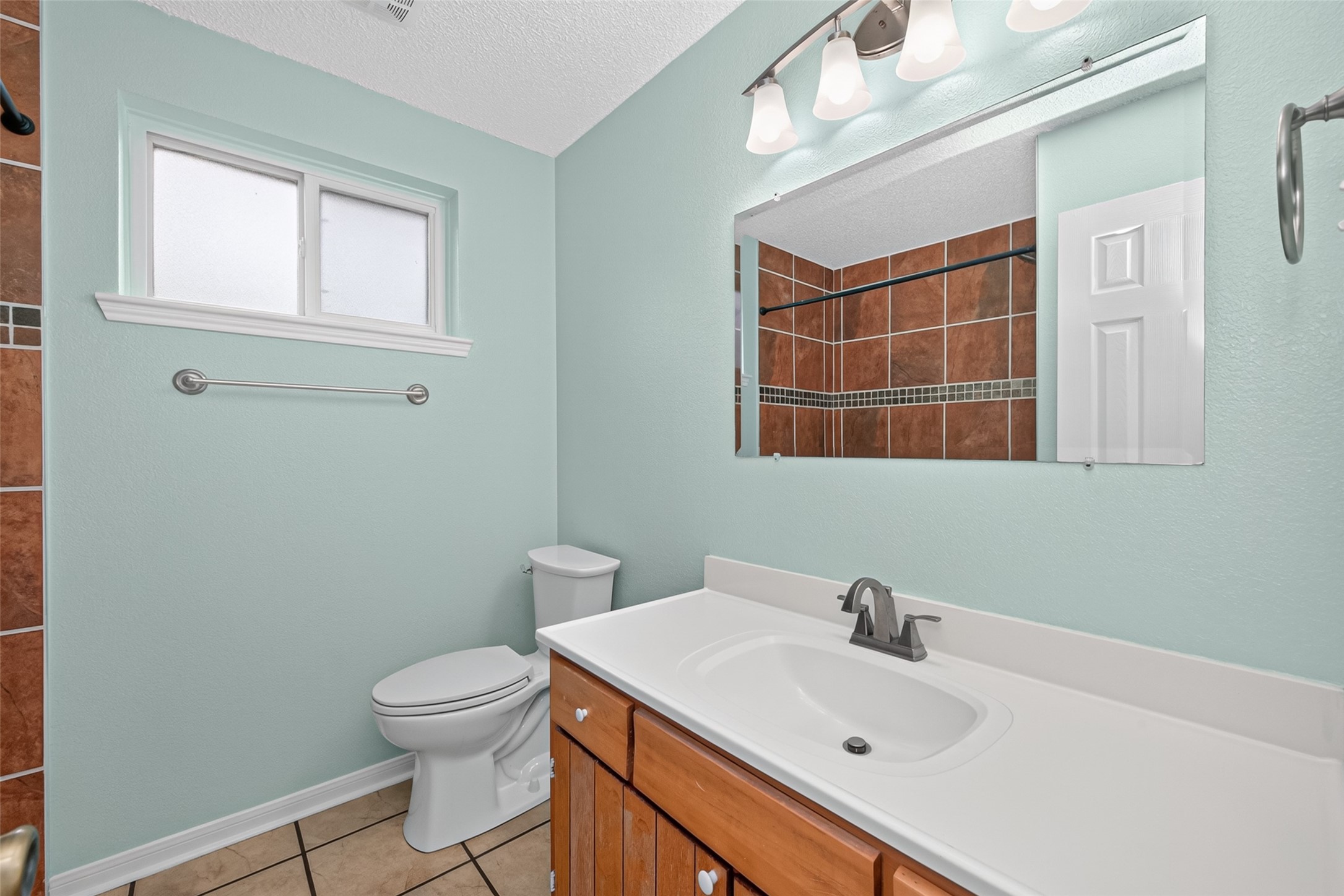 17531 Crestline Road Humble, TX 77396 - Photo 23 of 41 Bright and spacious secondary bathroom.