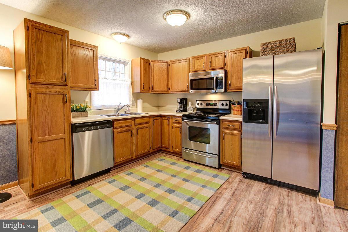 Bright, Sunny Kitchen with Stainless Appliances!