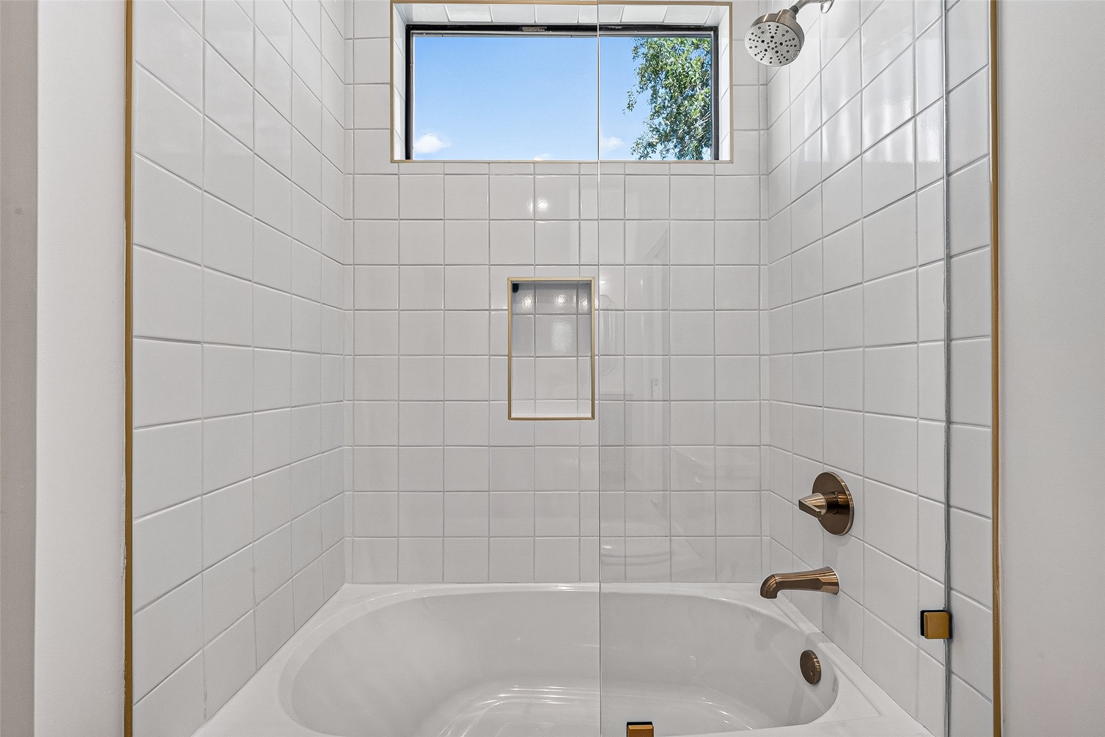 4802 Hummingbird Street Houston, TX 77035 - Photo 33 of 43 Tub in secondary bathroom