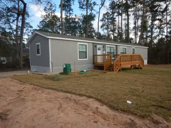 a view of a house with backyard