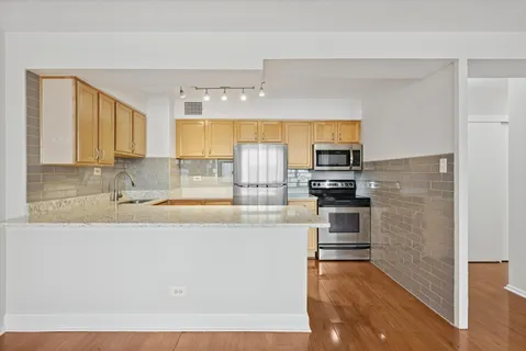 $169,900 | 6030 North Sheridan Road, Unit 1506, Chicago, IL 60660