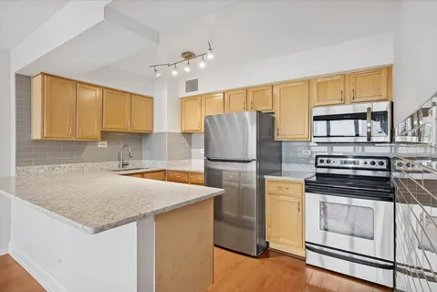 $169,900 | 6030 North Sheridan Road, Unit 1506, Chicago, IL 60660