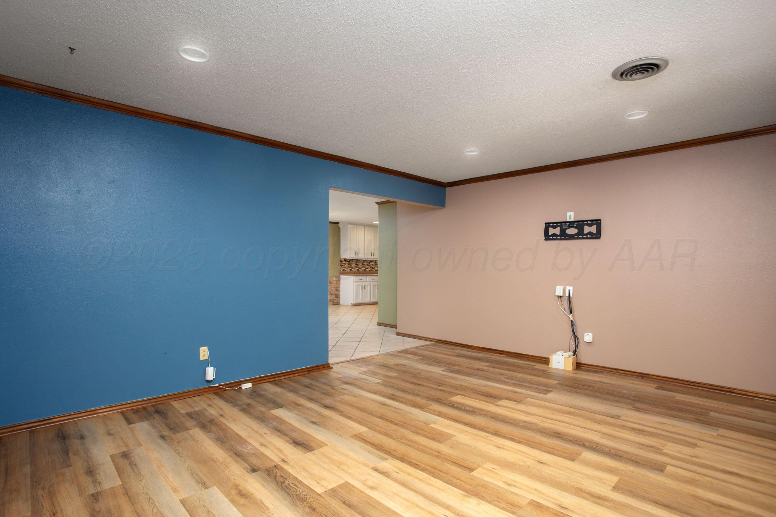 3729 Wayne Street Amarillo, TX 79109 - Photo 5 of 30 a view of a livingroom with an empty space