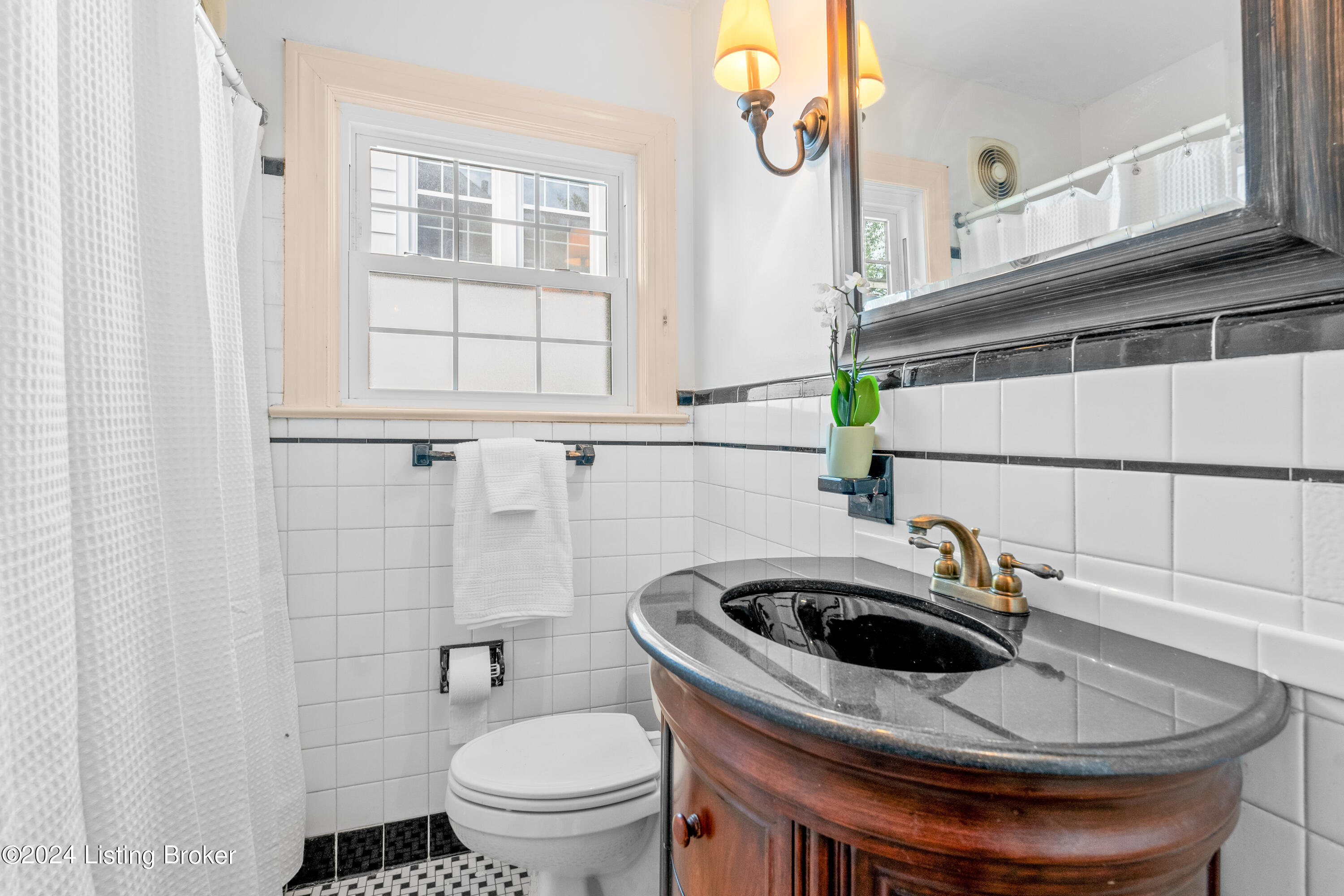 4022 Winchester Road Louisville, KY 40207 - Photo 19 of 46 20 -Full Bathroom