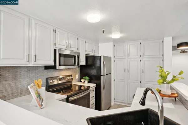 $425,000 | 655 Chetwood Street, Unit 203, Oakland, CA 94610