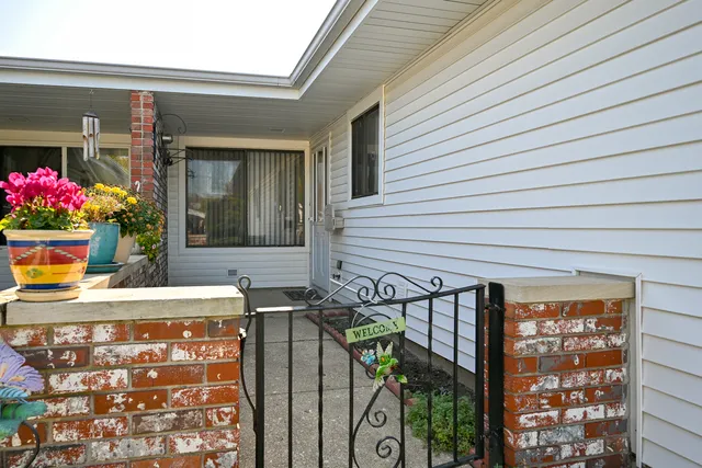 $299,000 | 951 Chelsea Lane, Schaumburg, IL 60193