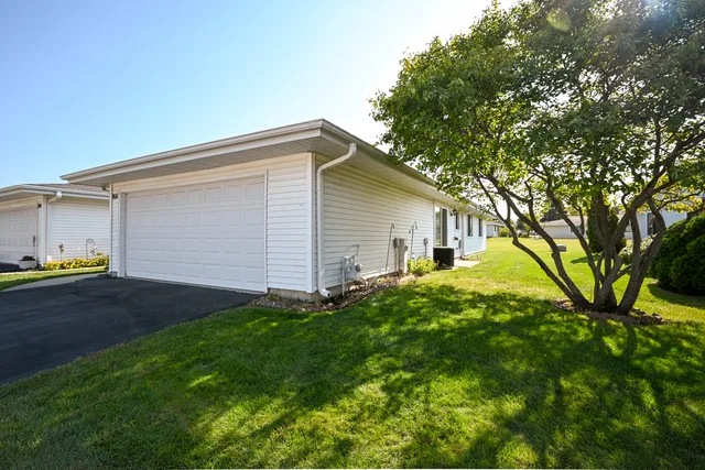 $299,000 | 951 Chelsea Lane, Schaumburg, IL 60193