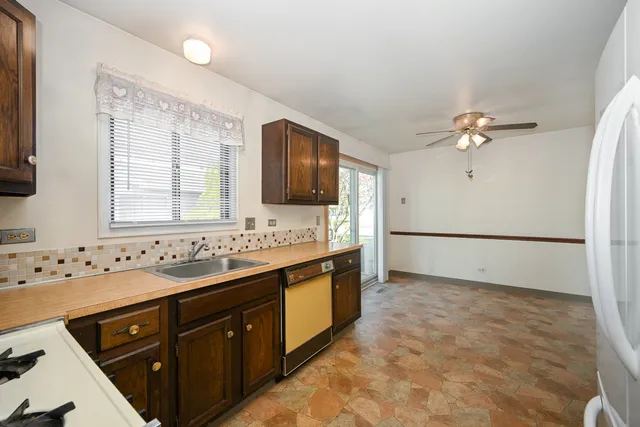 $299,000 | 951 Chelsea Lane, Schaumburg, IL 60193