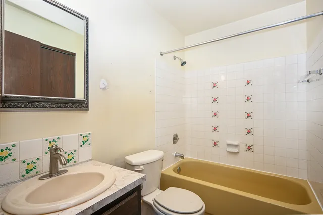 $299,000 | 951 Chelsea Lane, Schaumburg, IL 60193