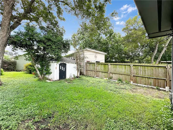 a view of a house with backyard and garden
