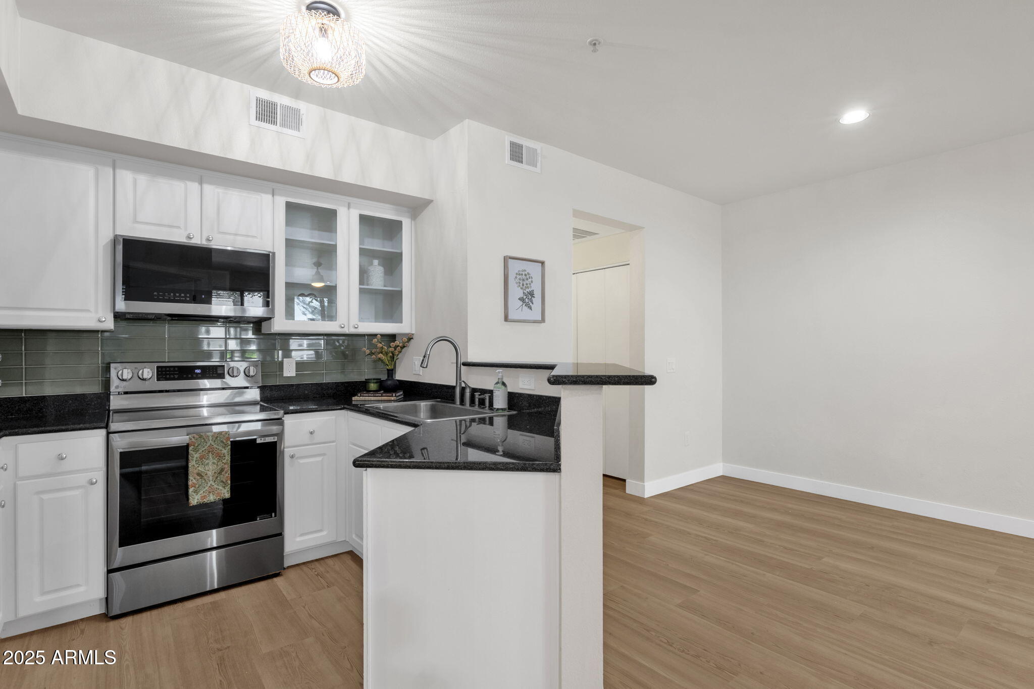 3633 North 3rd Avenue, Unit 1059 Phoenix, AZ 85013 - Photo 16 of 49 Kitchen-Dining Space