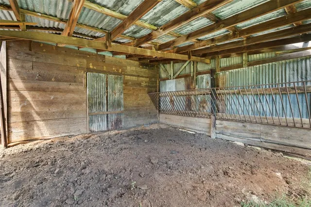 a view of a house with backyard and porch