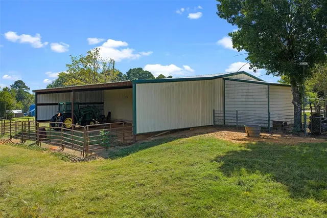 a view of back yard of the house