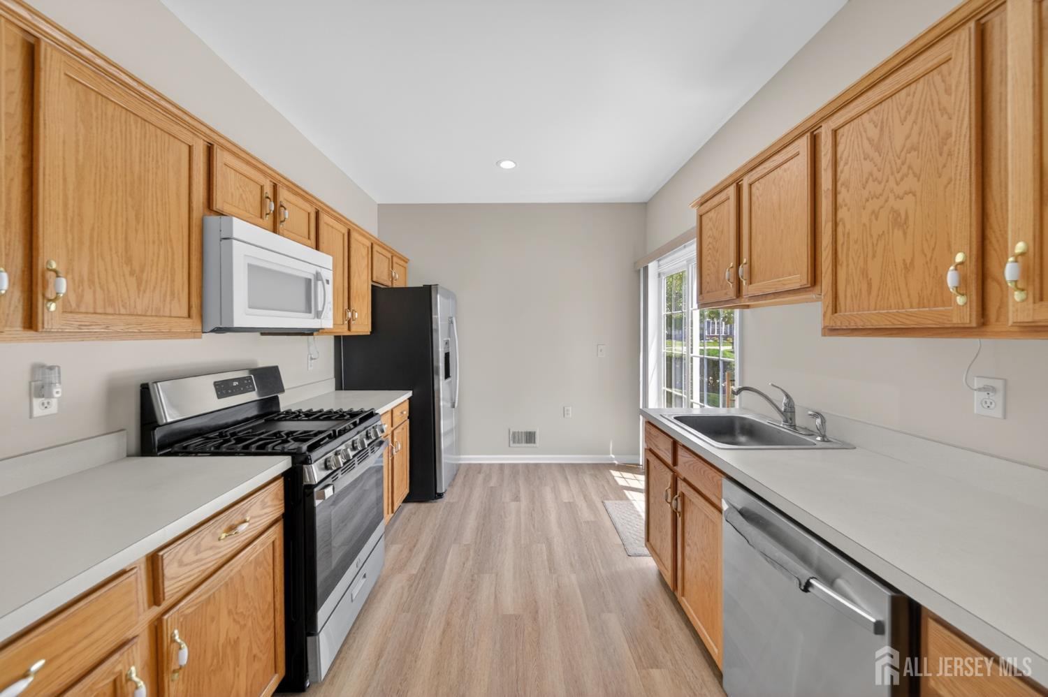 71 Burholme Drive Hamilton, NJ 08691 - Photo 6 of 29