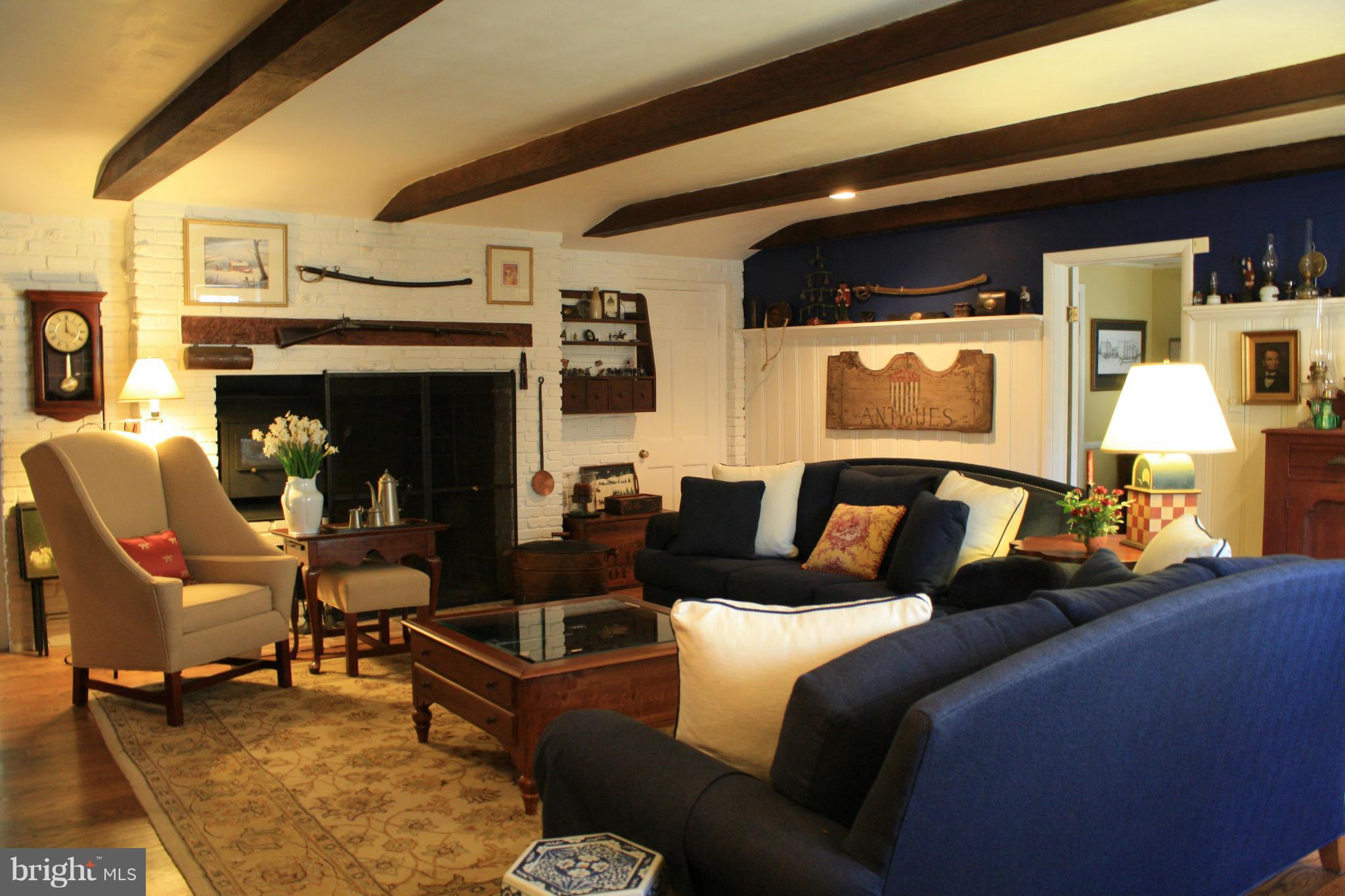 554 Hampton Lane Baltimore, MD 21286 - Photo 11 of 30 Living Room