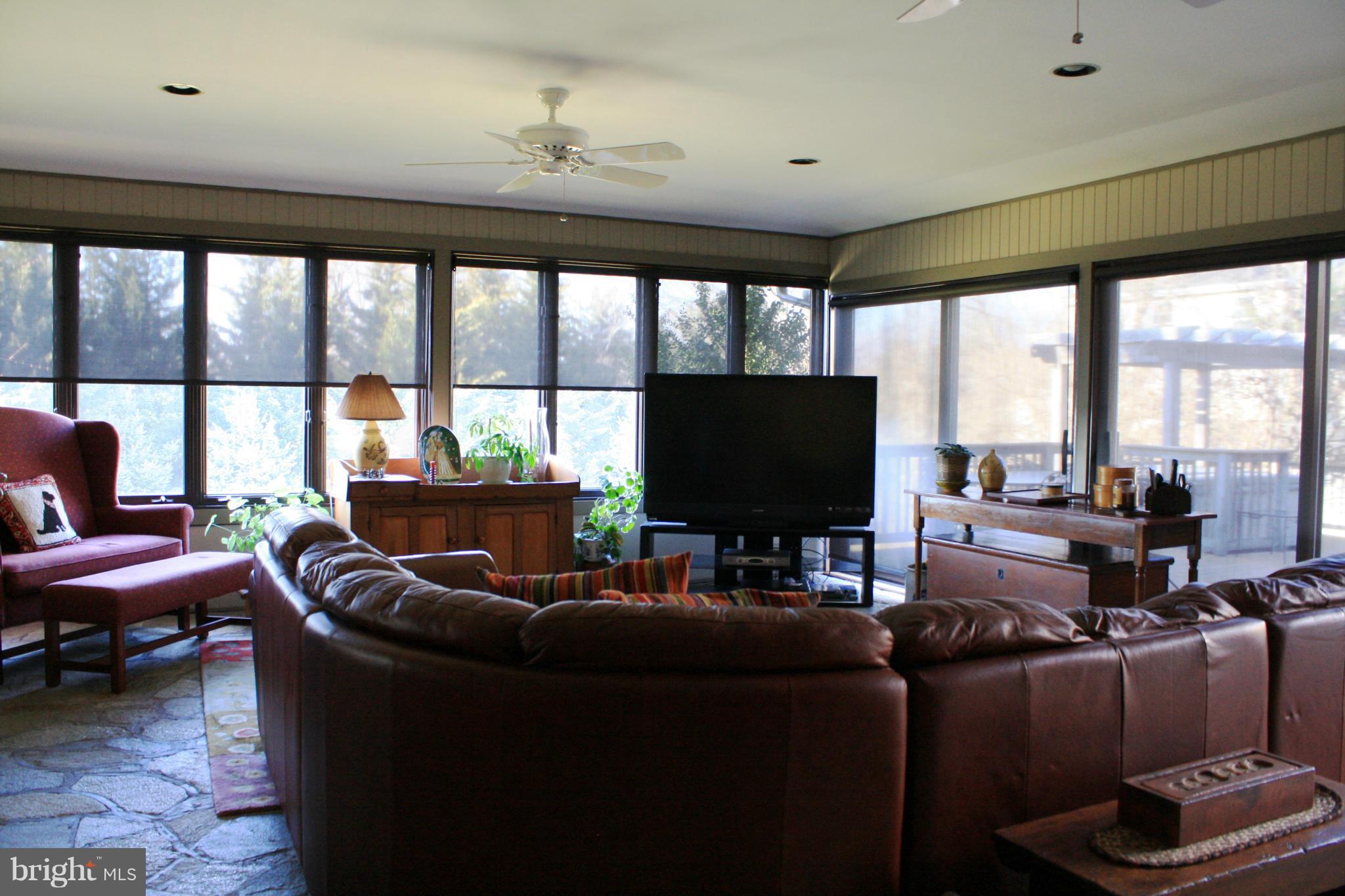 554 Hampton Lane Baltimore, MD 21286 - Photo 16 of 30 Family Room