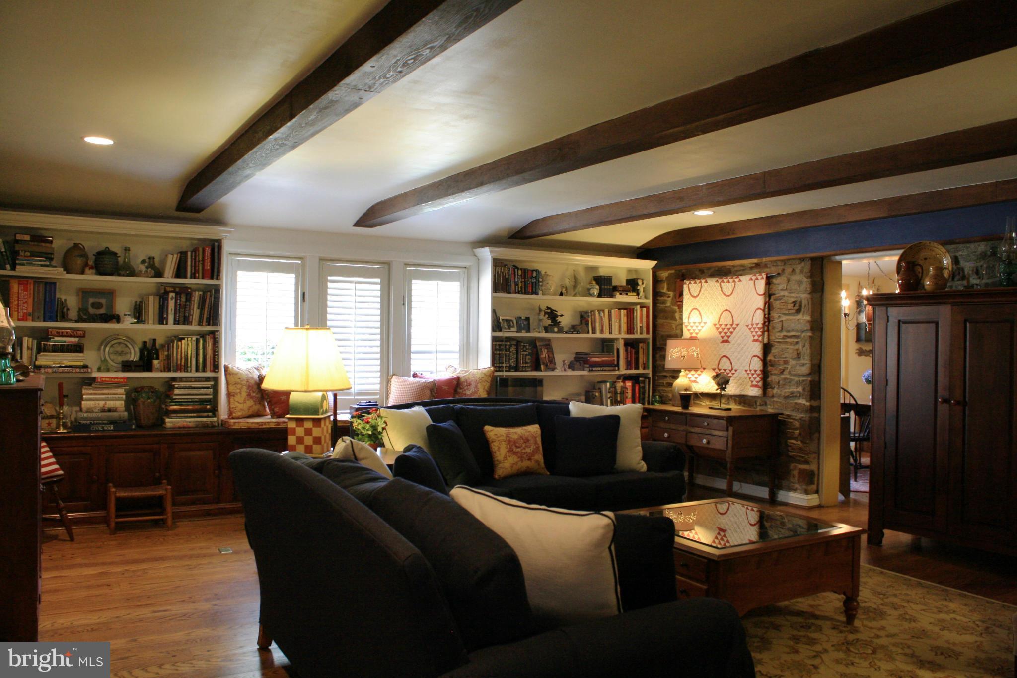 554 Hampton Lane Baltimore, MD 21286 - Photo 10 of 30 Living Room