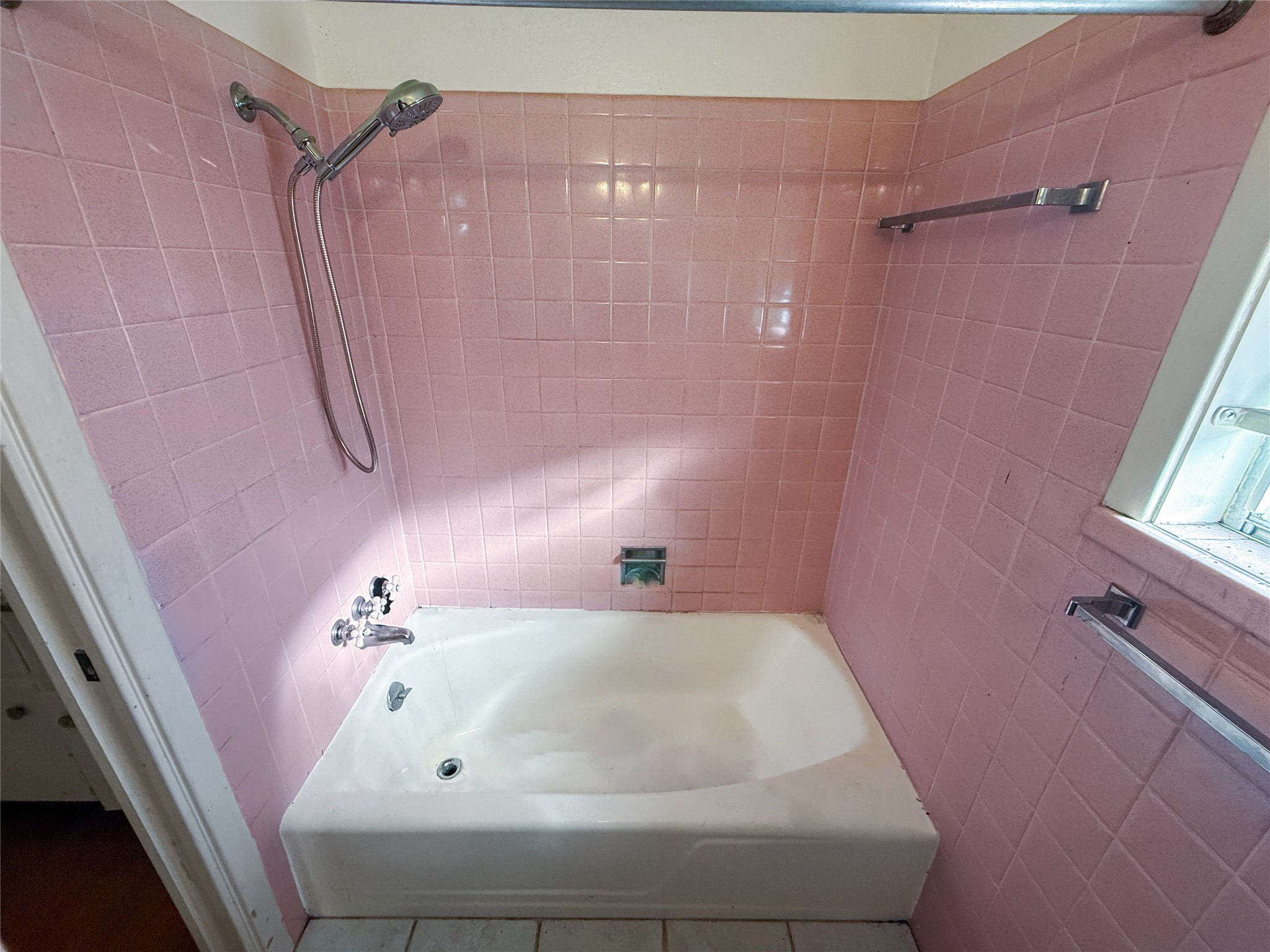 8219 Colgate Street Houston, TX 77061 - Photo 24 of 39 a bathroom with a bathtub