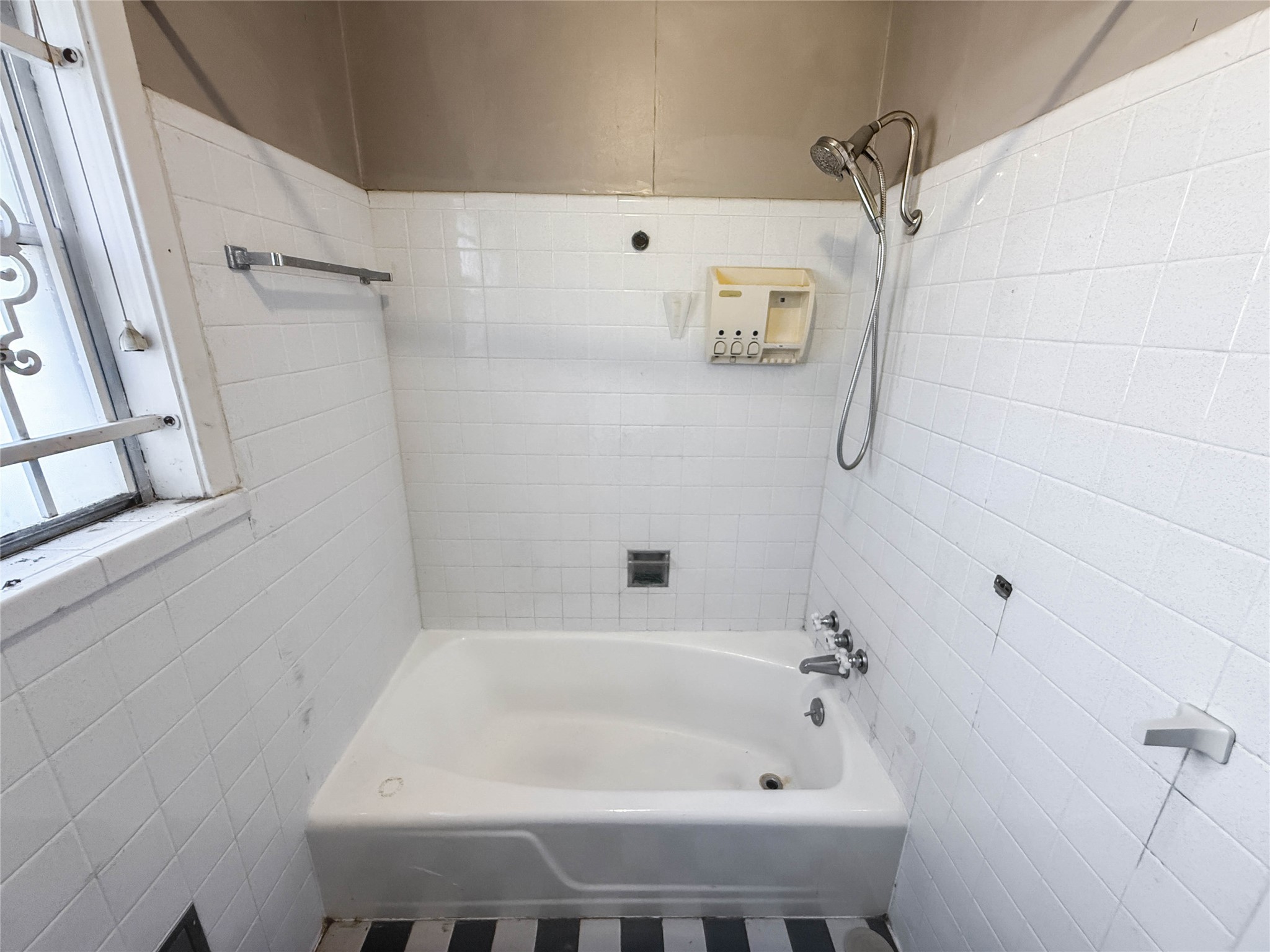 8219 Colgate Street Houston, TX 77061 - Photo 33 of 39 a bathroom with a white bath tub