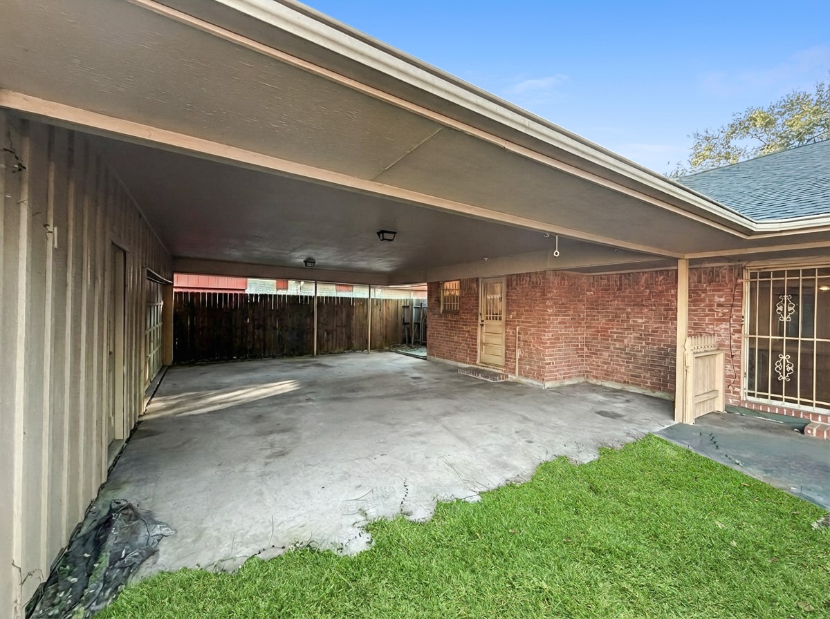 8219 Colgate Street Houston, TX 77061 - Photo 38 of 39 a view of a backyard