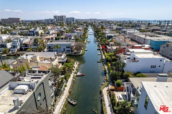 a picture of city view