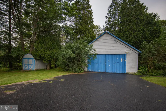 a view of a house with a yard and garage