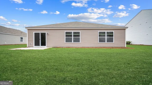 a view of a backyard